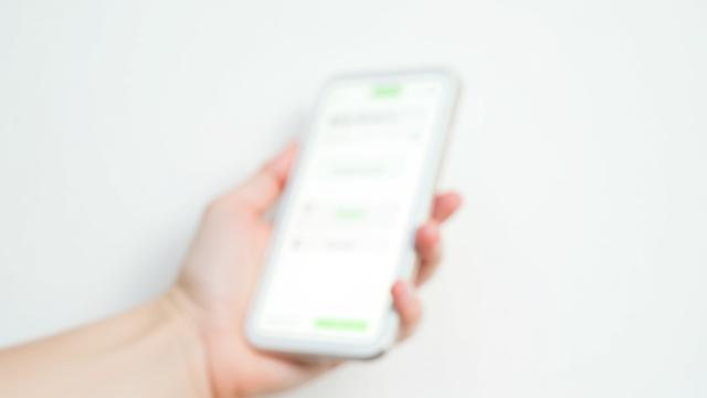 Grundlagen des UI/UX-Designs Kursbild mit Skizzen und Benutzeroberflächen